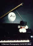 PianoBearWithBalloon.jpg (13107 bytes)